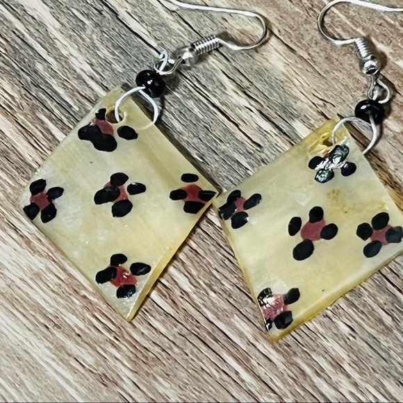 Handcrafted horn earrings, made in Africa. Benefits charity. - Picture 6 of 11